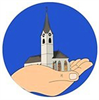 Logo der Pfarre Windhaag. Eine große Hand hält die Windhaager Pfarrkirche in den blauen Himmel