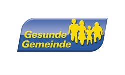 Logo der Gesunden Gemeinde, Blauer geschwungener Balken darüber mit gelber Schrift Gesunde Gemeinde und gelbe Familie